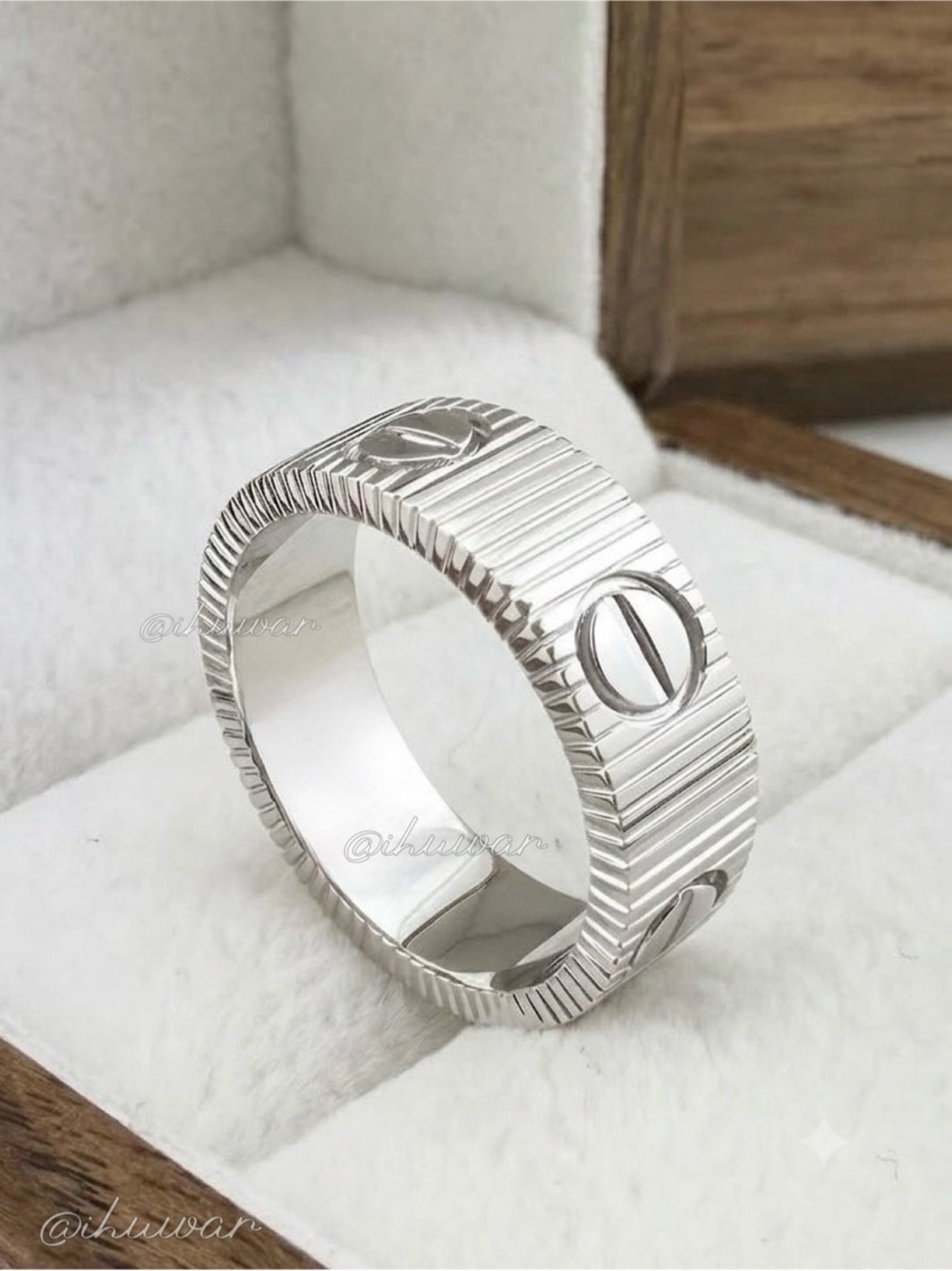 New 18K White Gold Plated LOVE Ring Ribbed Screw Motif Band Size 8